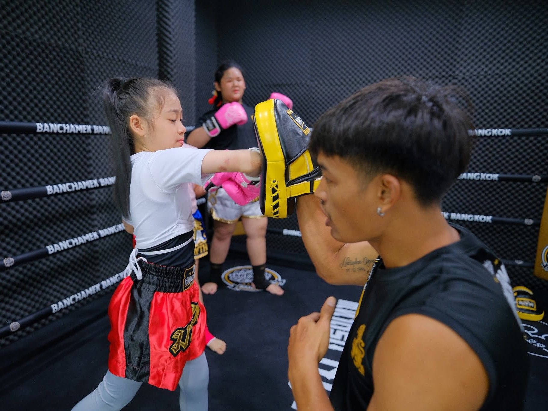 Banchamek Gym Bangkok offering authentic Muay Thai training with technical coaching, clinching and conditioning.