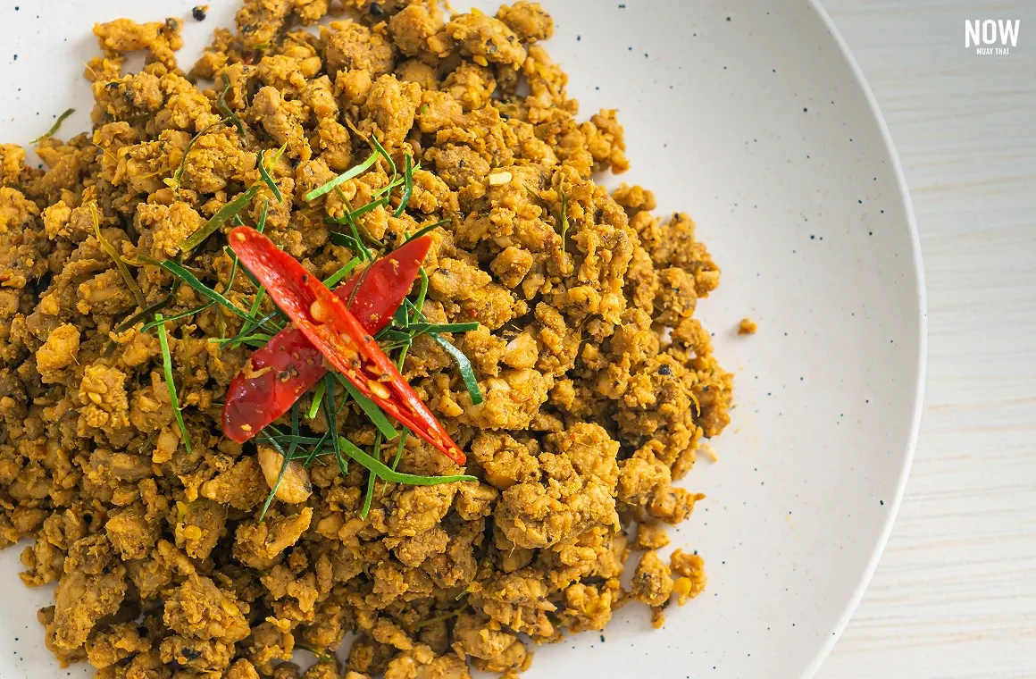 Aromatic Kua Kling Moo (dry-fried curry with pork) often made with minced chicken, pork, or beef, cooked with southern Thai spices and herbs, served with fresh vegetables.
