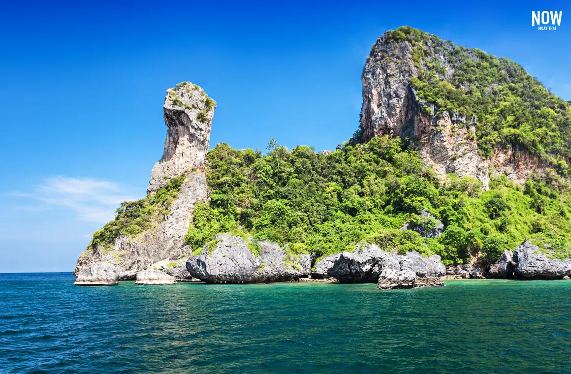 Iconic limestone rock formation resembling a chicken’s head at Chicken Island (Koh Gai) in Krabi, Thailand, surrounded by turquoise sea.