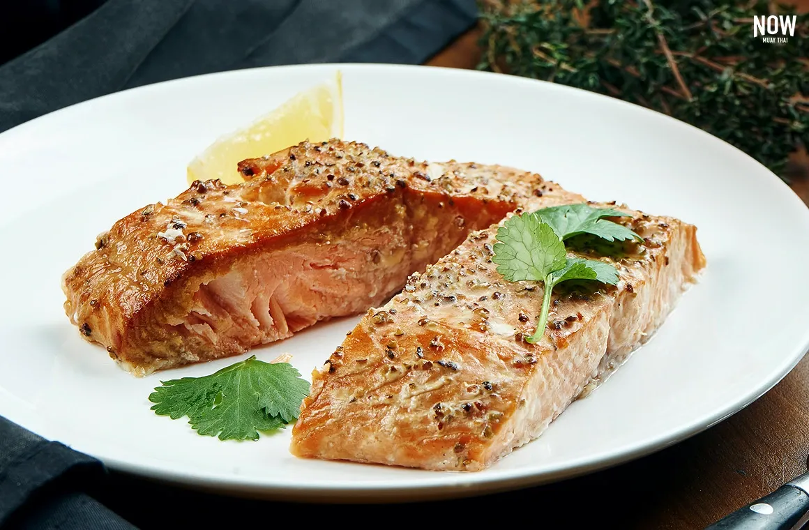  Juicy grilled salmon steak with a golden crust, a flavorful and nutrient-rich dish packed with omega-3s that support brain function, skin health, and anti-inflammatory benefits

