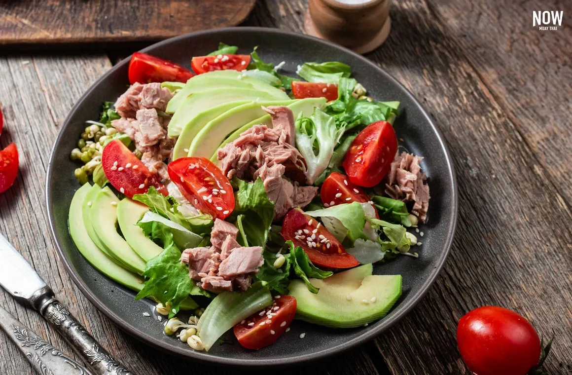 Tuna salad served with avocado, tomato, and mixed greens, a nutrient-dense meal rich in protein, healthy fats, and antioxidants that support muscle repair, heart health, and immune function
