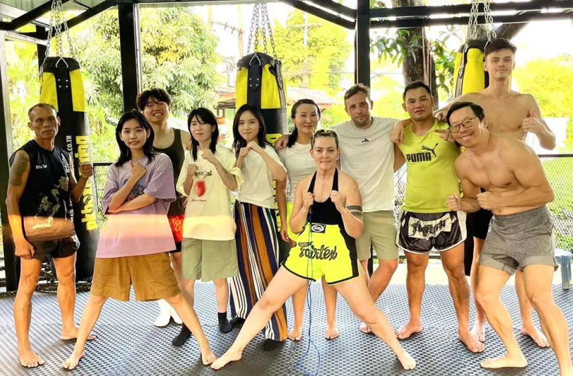 Trainers and students at Nilobon Fight Club in Chiang Mai gathered before starting a Muay Thai group class, ready for an energetic and focused training session